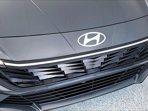 Used 2026 Hyundai Elantra SE FWD image 31