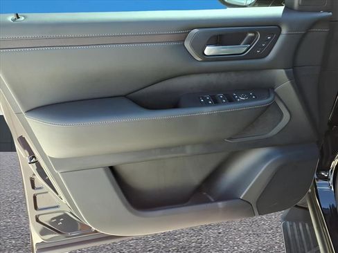 New 2025 Nissan Armada SL w/ Captain's Chari Seat Package image 11