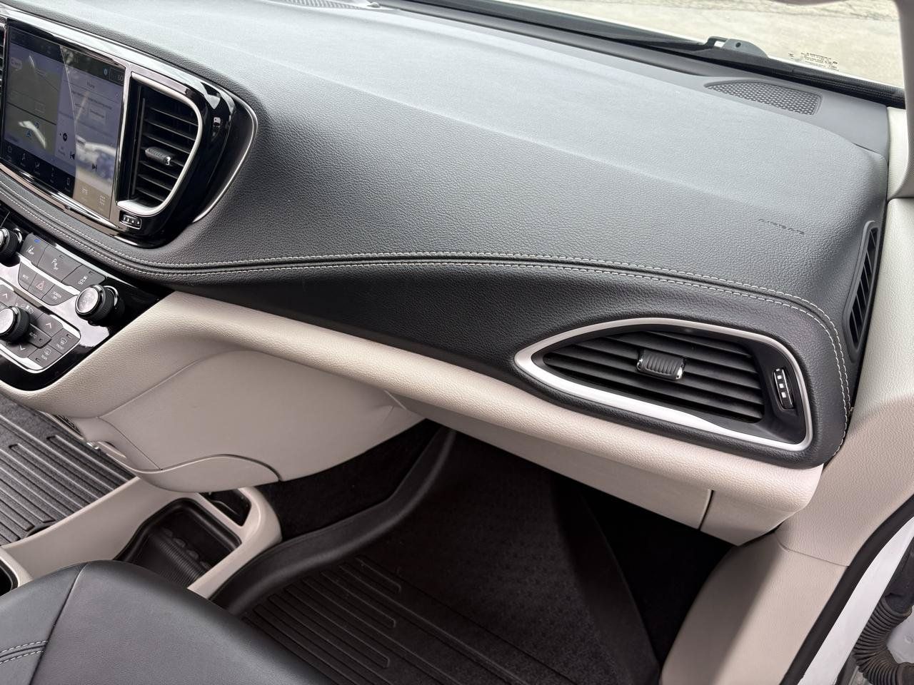 Used 2024 Chrysler Pacifica Limited FWD image 40