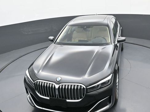 Used 2022 BMW 740i xDrive w/ Premium Package image 31