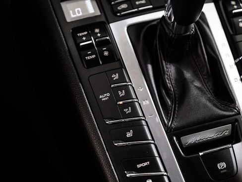Used 2019 Porsche Macan w/ Premium Package AWD/4WD image 29