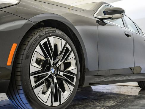 Used 2025 BMW 530i w/ Premium Package image 10