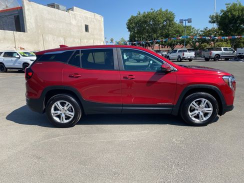 Used 2024 GMC Terrain SLE image 4