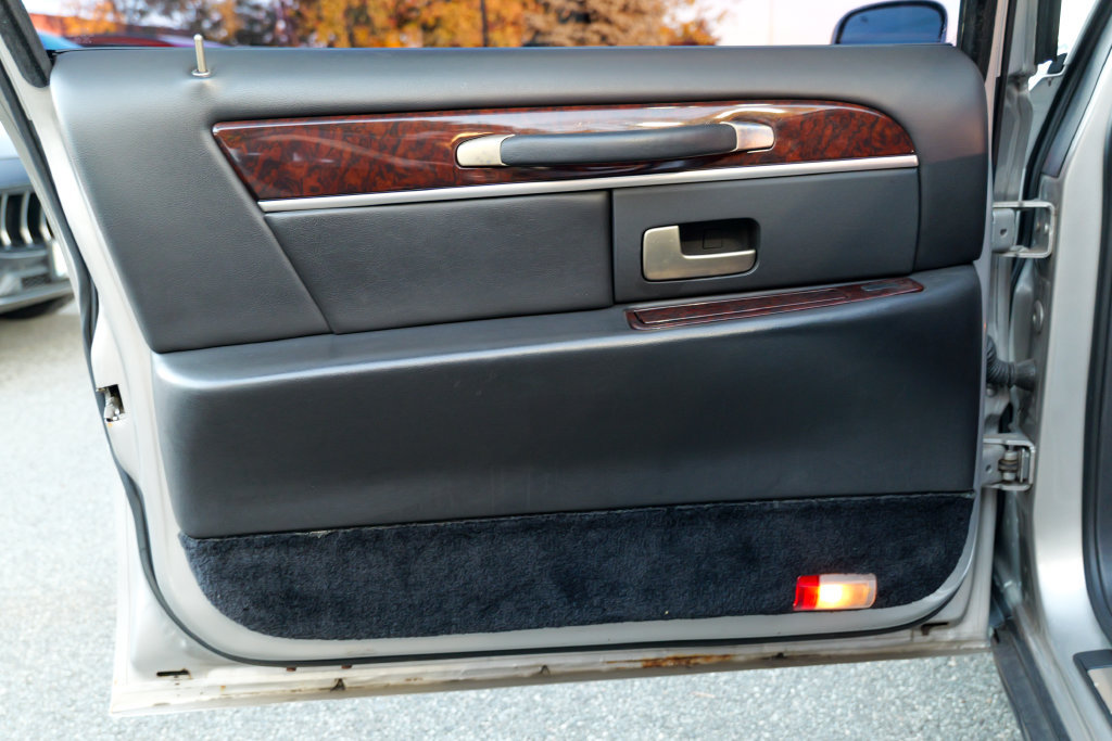 Used 2008 Lincoln Town Car Executive RWD image 24