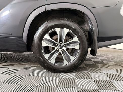 Used 2021 Toyota Highlander XLE AWD/4WD image 10