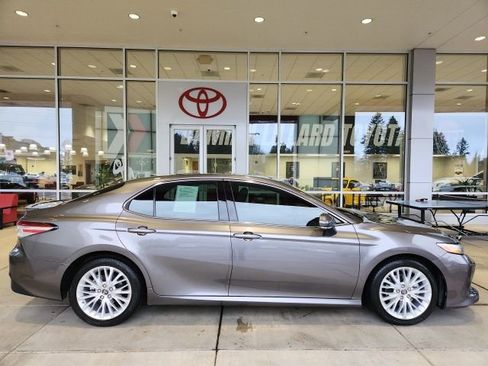 Certified 2018 Toyota Camry XLE image 3