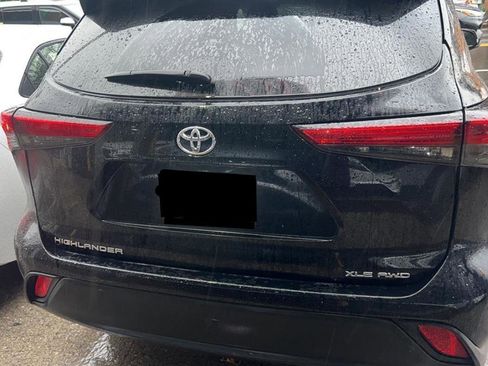 Used 2023 Toyota Highlander XLE image 3