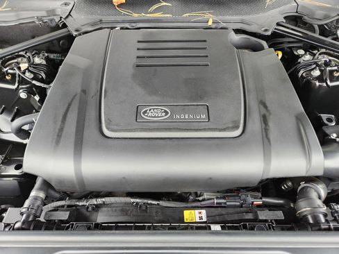 Certified 2024 Land Rover Discovery S image 9