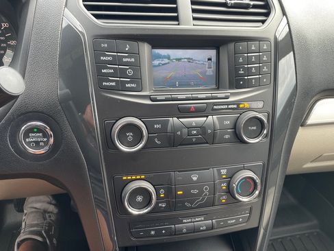 Used 2018 Ford Explorer XLT FWD image 14