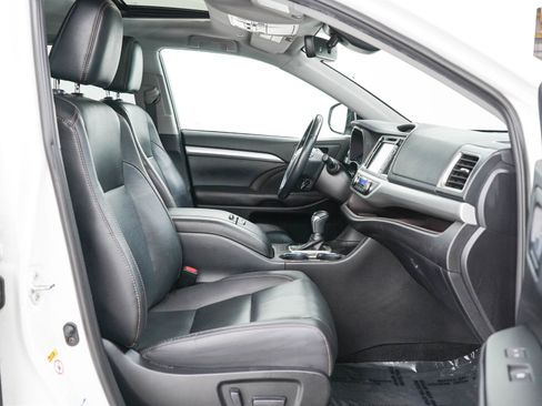 Used 2019 Toyota Highlander XLE AWD/4WD image 11
