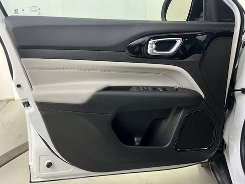 Used 2025 Jeep Compass Limited image 27