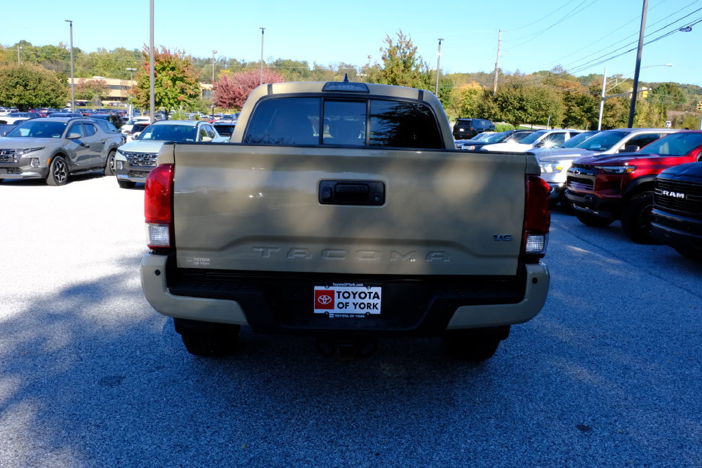 Used 2016 Toyota Tacoma TRD Sport w/ Premium & Technology Package AWD/4WD image 4
