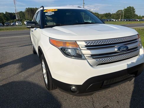 Used 2015 Ford Explorer XLT w/ Equipment Group 202B FWD image 2
