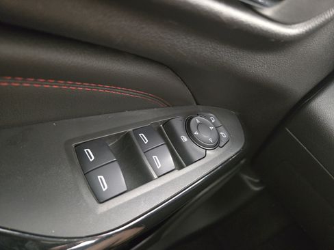 Used 2025 Chevrolet Trax RS w/ Sunroof Package FWD image 30