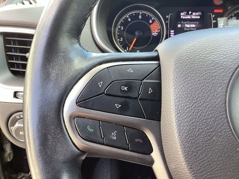 Used 2019 Jeep Cherokee Latitude Plus w/ Cold Weather Group AWD/4WD image 36