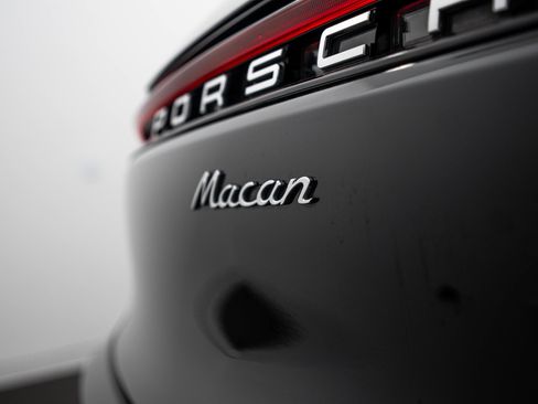 Certified 2024 Porsche Macan AWD/4WD image 26