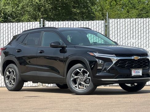 New 2026 Chevrolet Trax LT w/ Driver Confidence Package FWD image 2