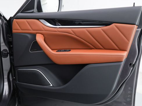 Certified 2023 Maserati Levante GT AWD/4WD image 9