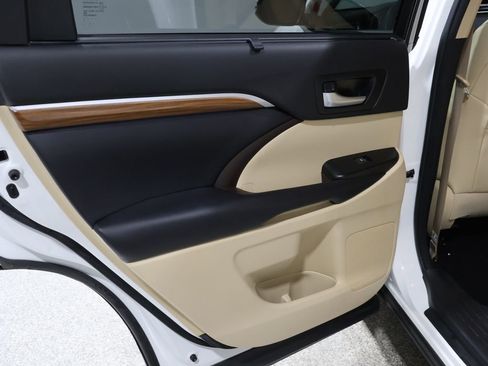 Used 2017 Toyota Highlander Limited Platinum image 19