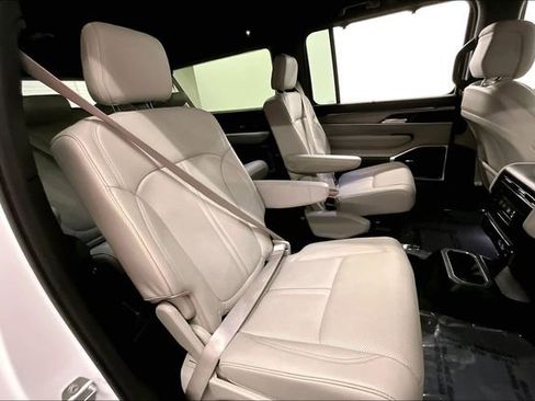 Used 2025 Jeep Wagoneer L Series III AWD/4WD image 26