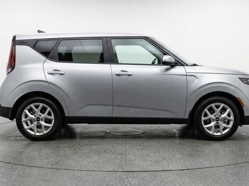 Used 2025 Kia Soul LX w/ LX Technology Package FWD image 11