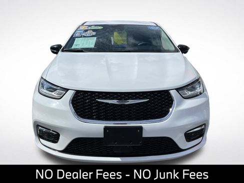 Used 2024 Chrysler Pacifica Touring-L FWD image 2