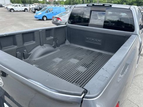 Used 2019 Nissan Titan SV w/ SV Convenience Package RWD image 16