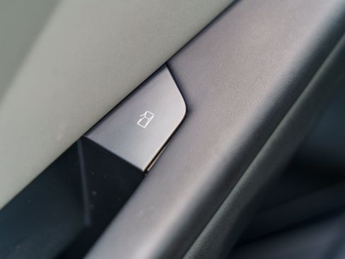 Used 2025 Tesla Cybertruck AWD Crew Cab image 18