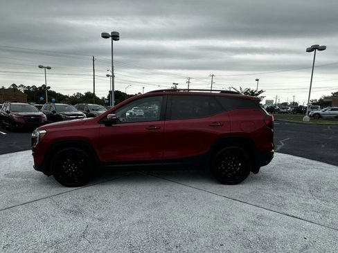 Used 2022 GMC Terrain SLE w/ Driver Convenience Package FWD image 4