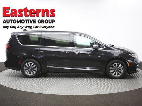 Used 2023 Chrysler Pacifica Limited FWD image 49