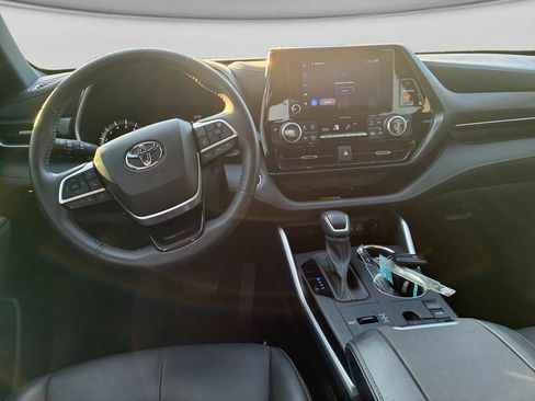 Used 2023 Toyota Highlander XSE FWD image 11