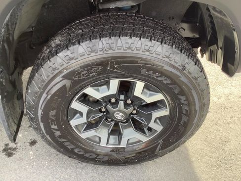 Used 2022 Toyota Tacoma TRD Off-Road image 23