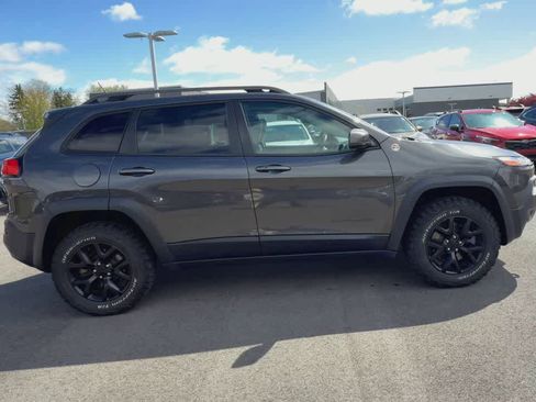Used 2015 Jeep Cherokee Trailhawk w/ Comfort/Convenience Group AWD/4WD image 9