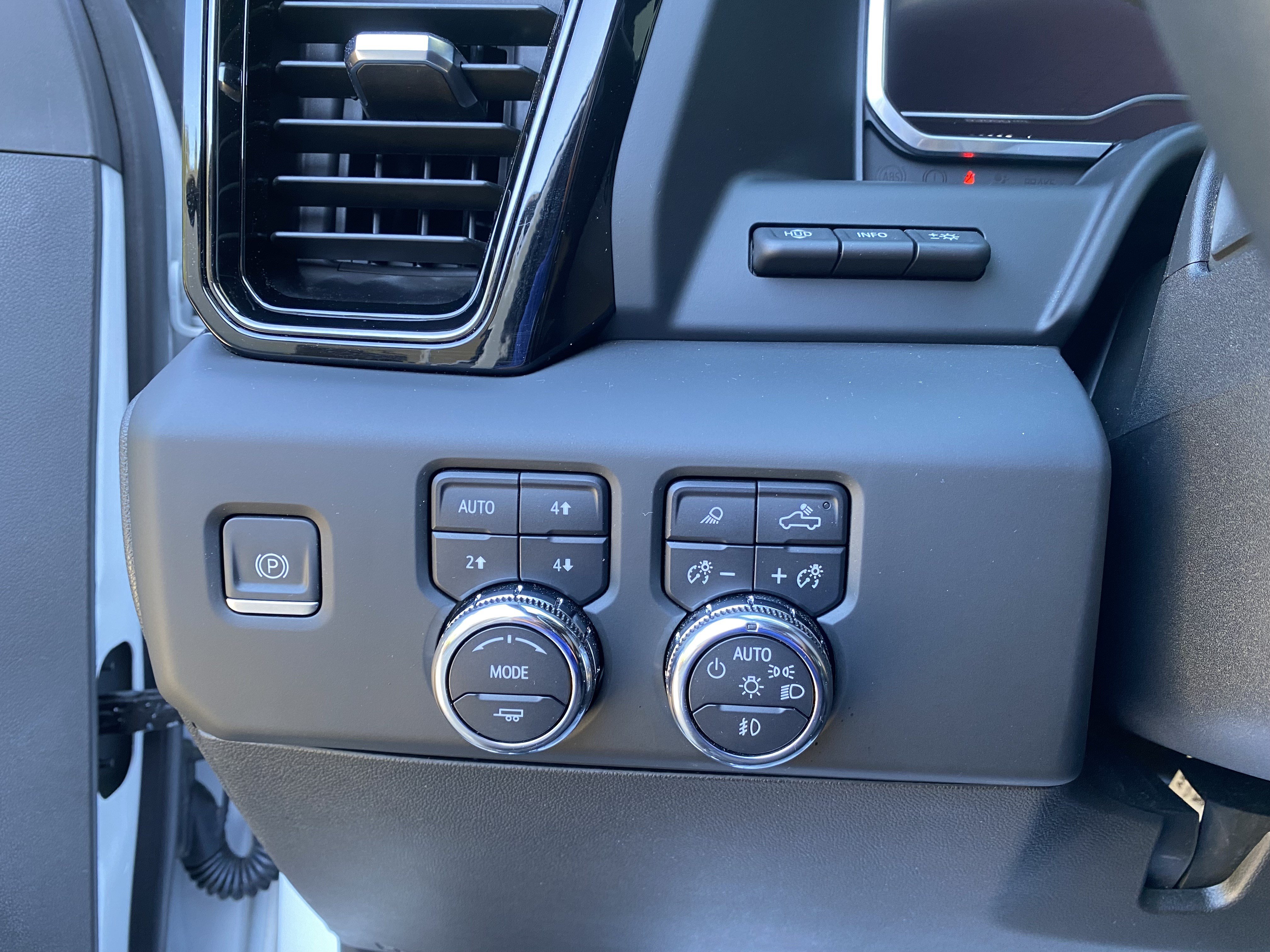 Used 2024 GMC Sierra 2500 AT4 w/ AT4 Premium Plus Package AWD/4WD image 19