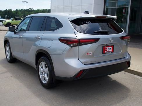 Used 2024 Toyota Highlander LE AWD/4WD image 3