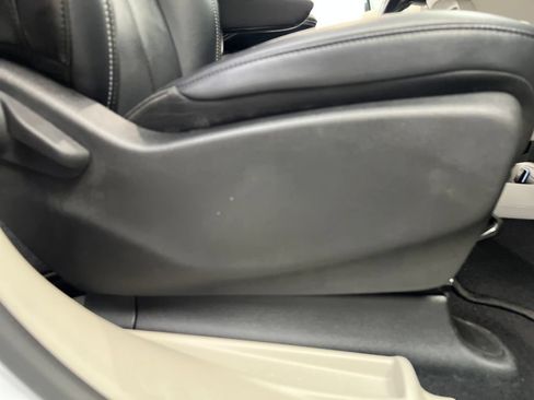 Used 2024 Chrysler Pacifica Touring-L FWD image 38