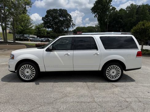 Used 2017 Lincoln Navigator L Reserve RWD image 2