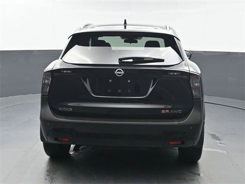 Used 2025 Nissan Kicks SR image 4