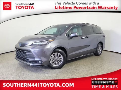 Used 2025 Toyota Sienna XLE FWD image 1