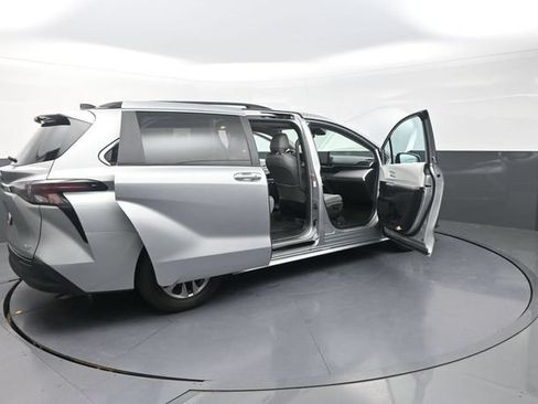 Certified 2025 Toyota Sienna XLE FWD image 43