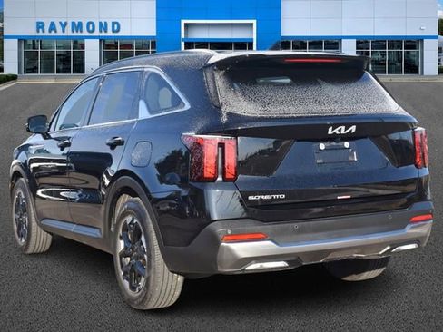 Used 2025 Kia Sorento S image 5