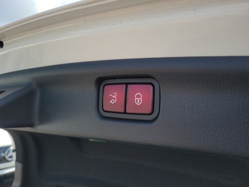 Used 2023 Mercedes-Benz C 300 Sedan image 6