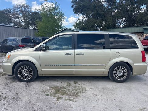 Used 2011 Chrysler Town & Country Limited FWD image 3