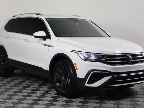 Used 2024 Volkswagen Tiguan SE FWD image 3