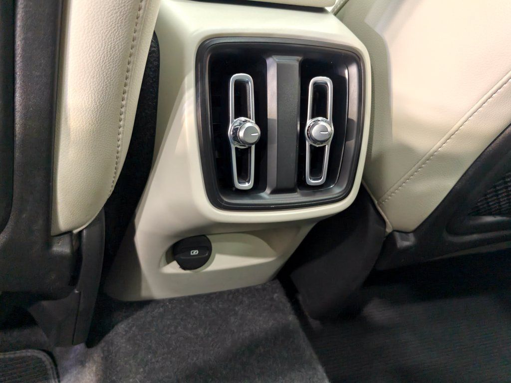 Used 2023 Volvo XC40 B4 Ultimate FWD image 32