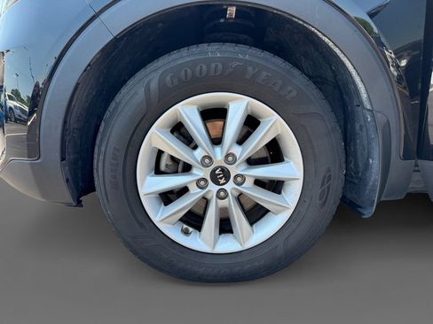 Used 2019 Kia Sorento FWD image 14