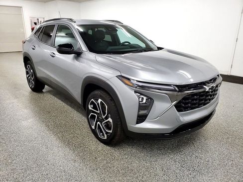 Used 2025 Chevrolet Trax RS w/ Driver Confidence Package image 3