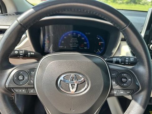 Used 2022 Toyota Corolla Cross XLE w/ Convenience Package FWD image 27