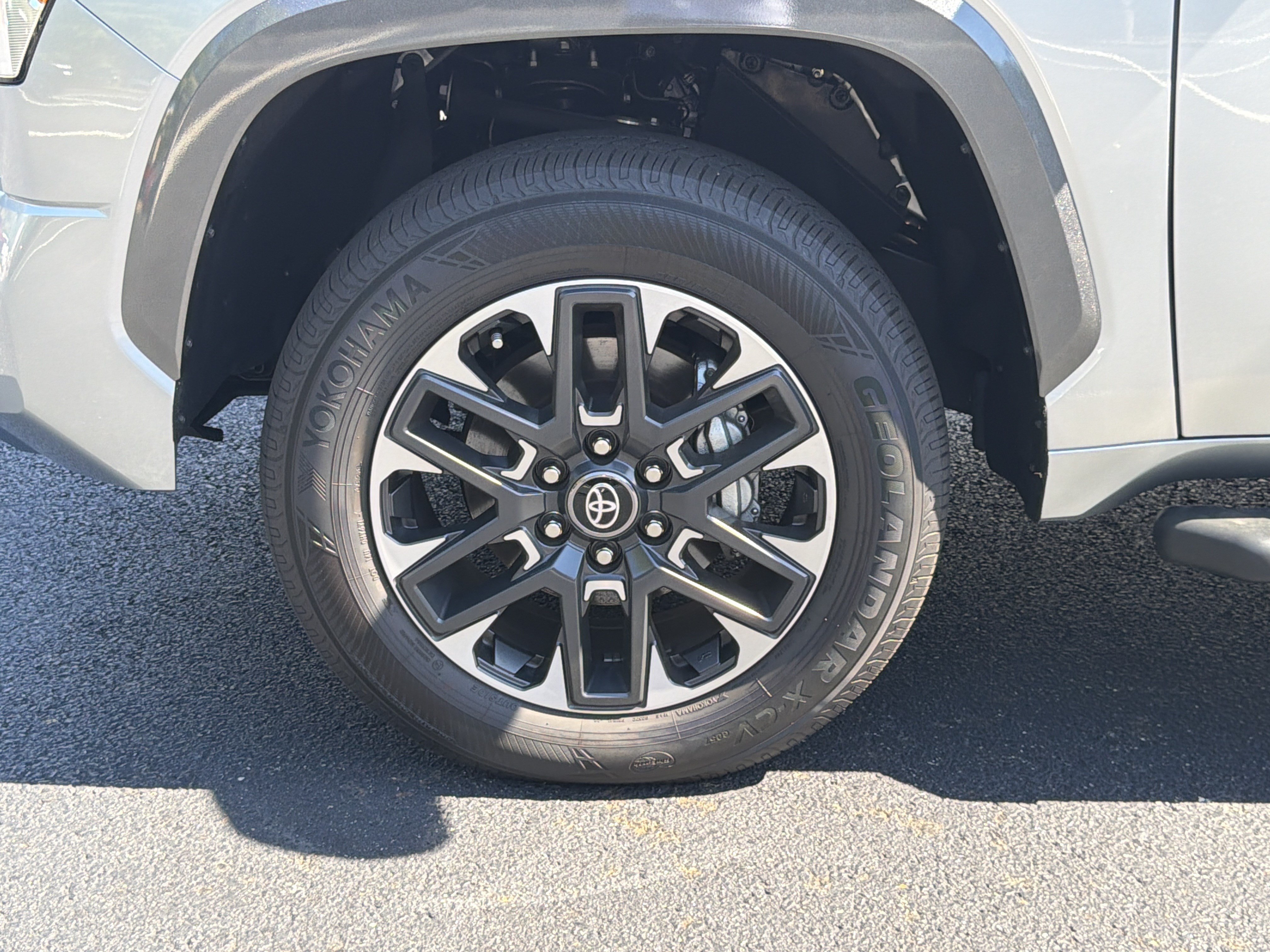 Used 2025 Toyota Tundra Limited AWD/4WD image 11