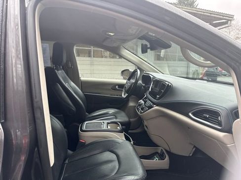 Used 2021 Chrysler Pacifica Touring-L image 11